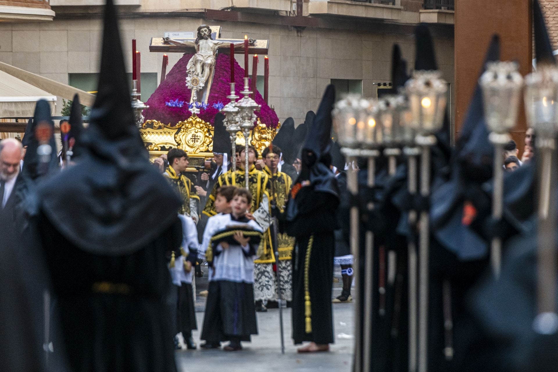 Luto en las calles de Murcia en el Viernes Santo