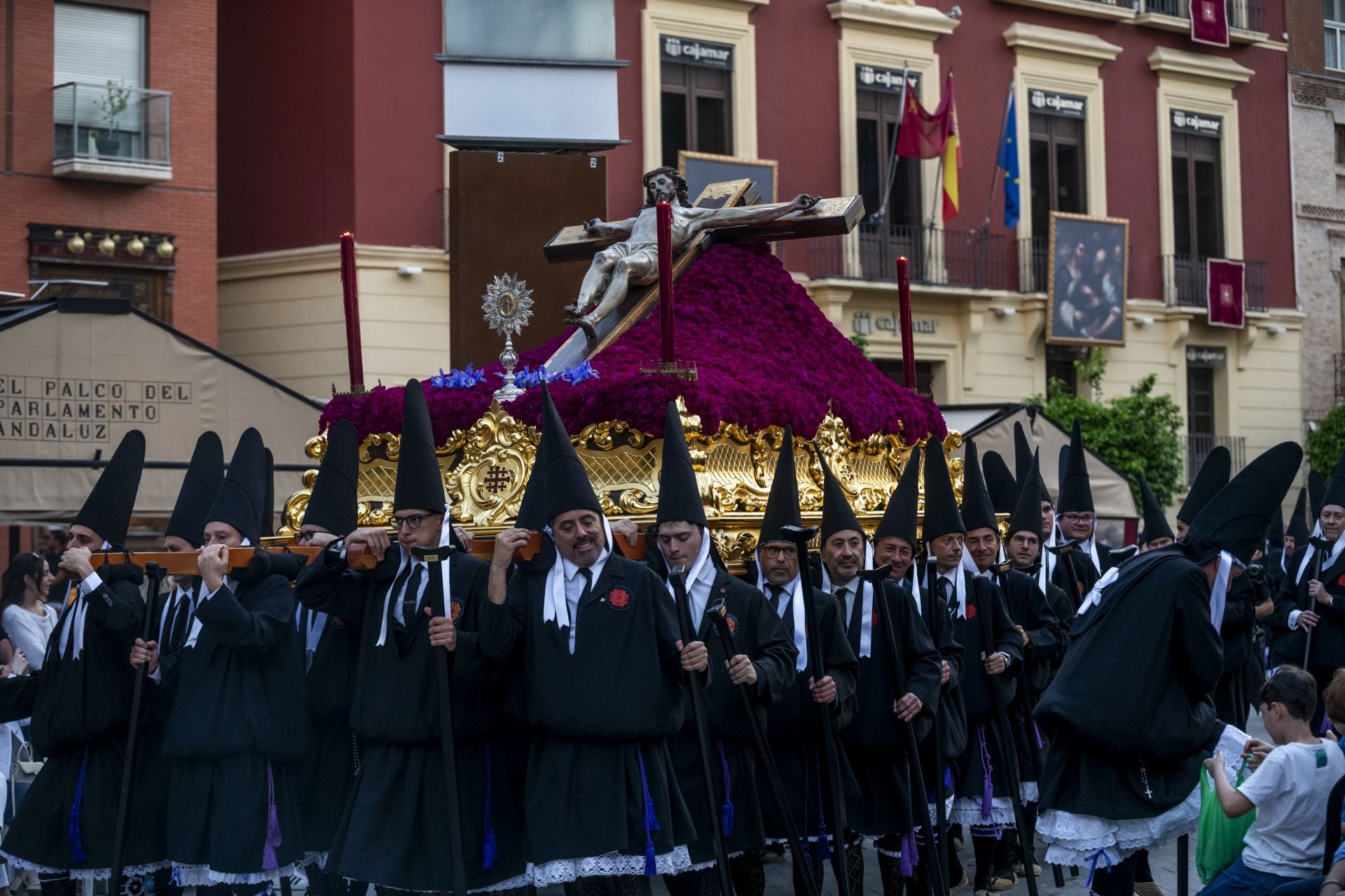 Luto en las calles de Murcia en el Viernes Santo