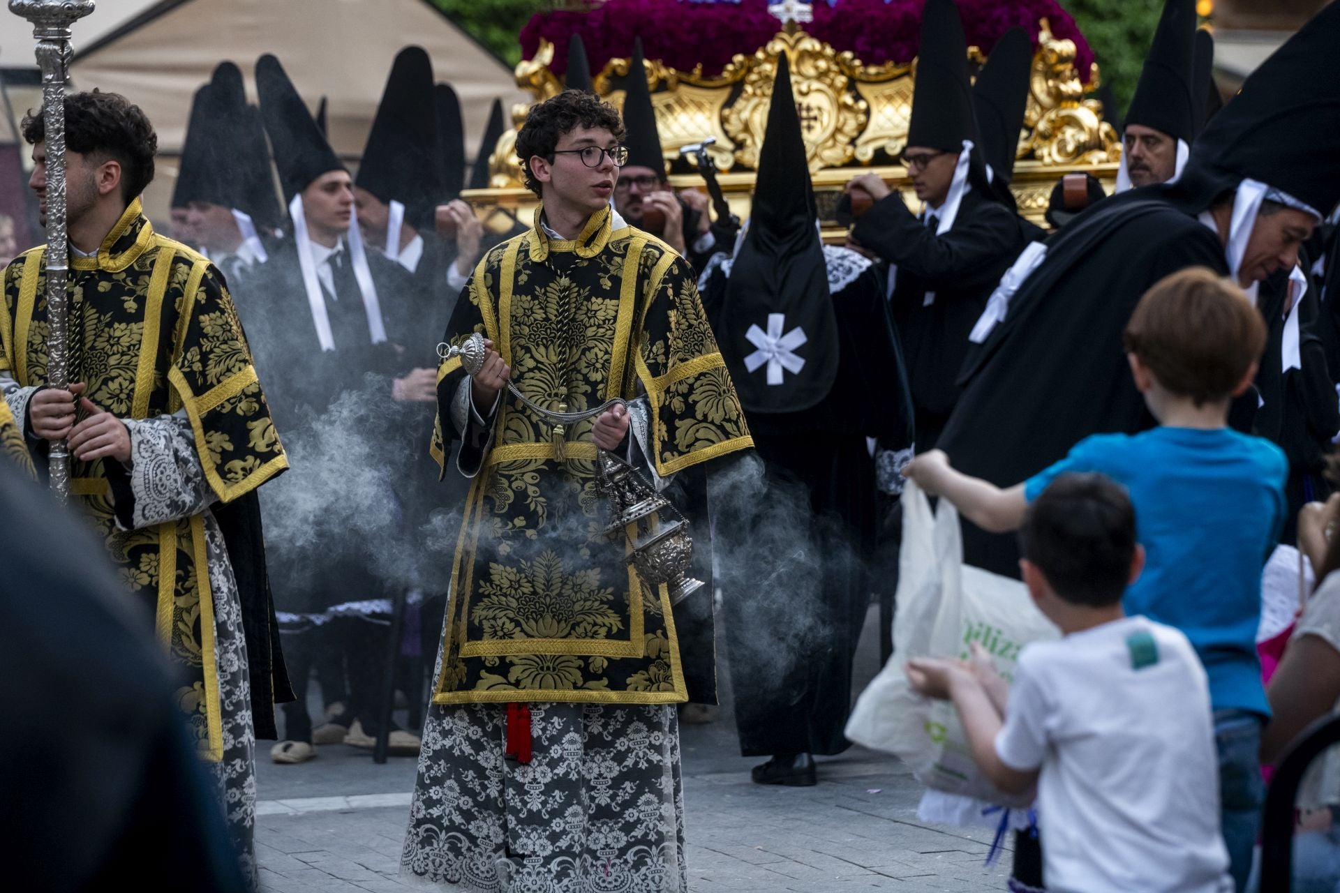 Luto en las calles de Murcia en el Viernes Santo