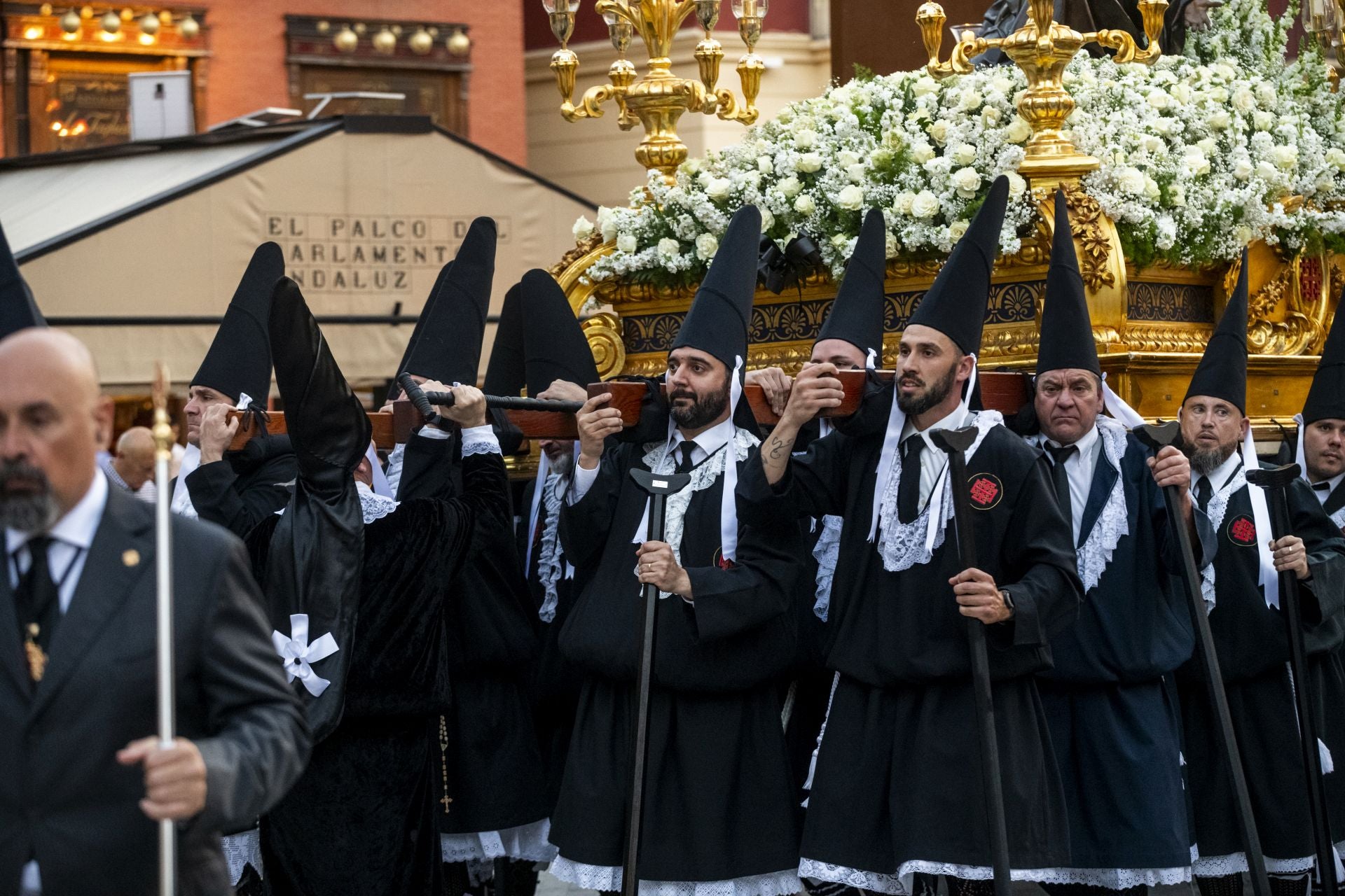 Luto en las calles de Murcia en el Viernes Santo