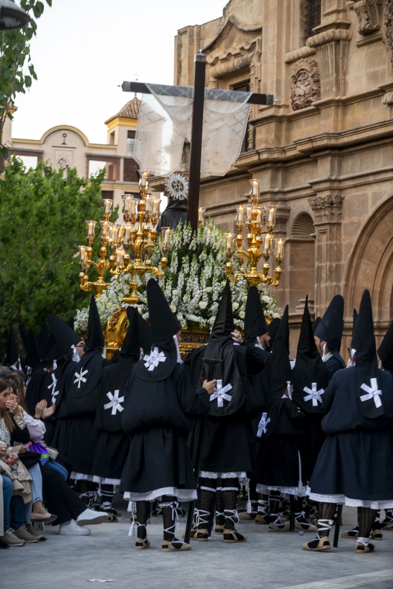 Luto en las calles de Murcia en el Viernes Santo