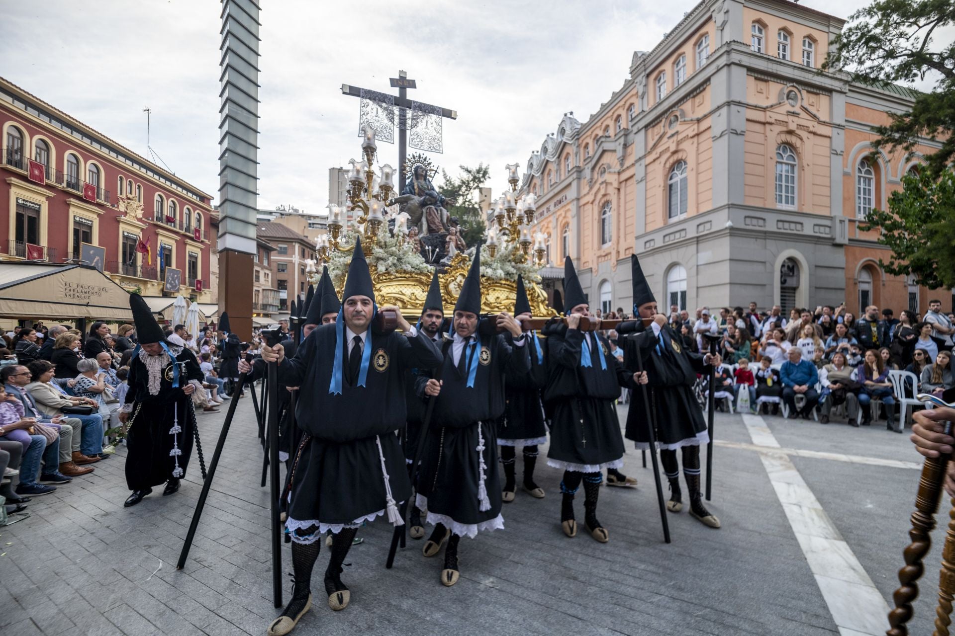 Luto en las calles de Murcia en el Viernes Santo
