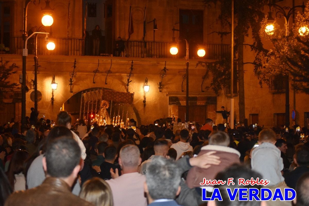 La Virgen Blanca reina en el atardecer de Jueves Santo en Caravaca de la Cruz