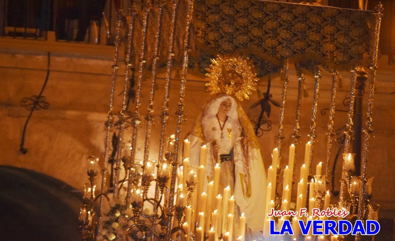 La Virgen Blanca reina en el atardecer de Jueves Santo en Caravaca de la Cruz