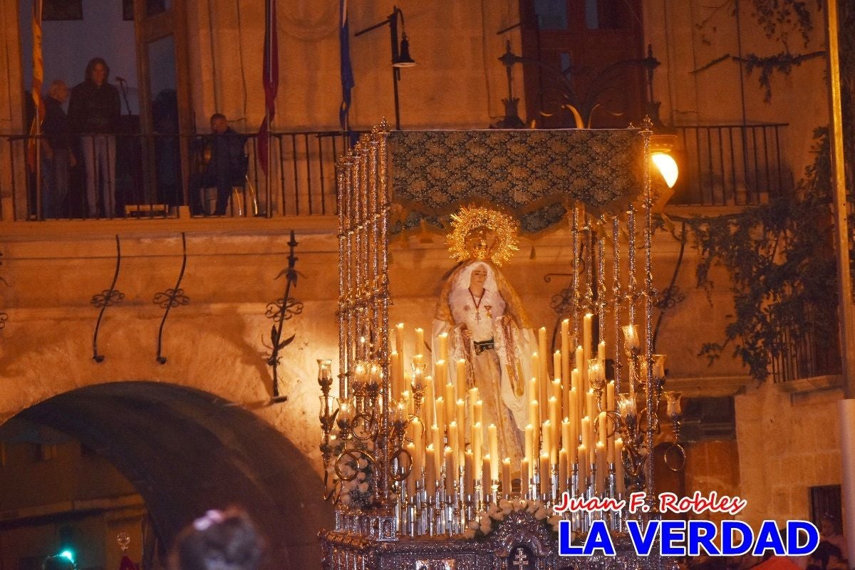 La Virgen Blanca reina en el atardecer de Jueves Santo en Caravaca de la Cruz