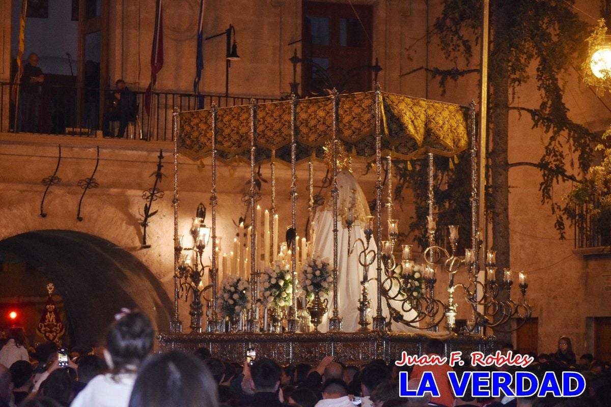 La Virgen Blanca reina en el atardecer de Jueves Santo en Caravaca de la Cruz