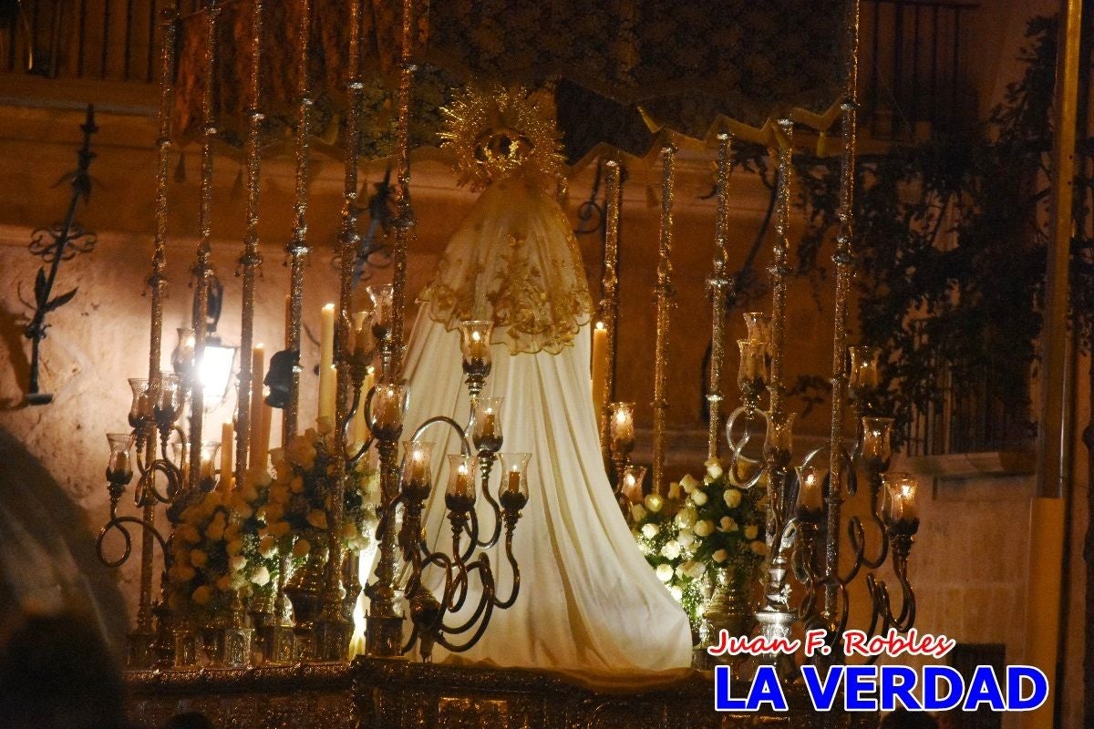 La Virgen Blanca reina en el atardecer de Jueves Santo en Caravaca de la Cruz