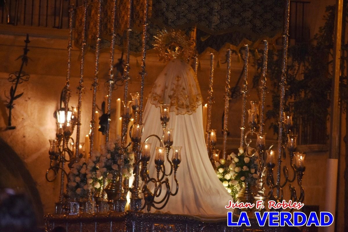 La Virgen Blanca reina en el atardecer de Jueves Santo en Caravaca de la Cruz