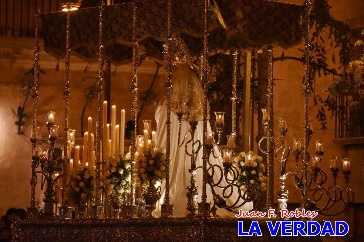 La Virgen Blanca reina en el atardecer de Jueves Santo en Caravaca de la Cruz