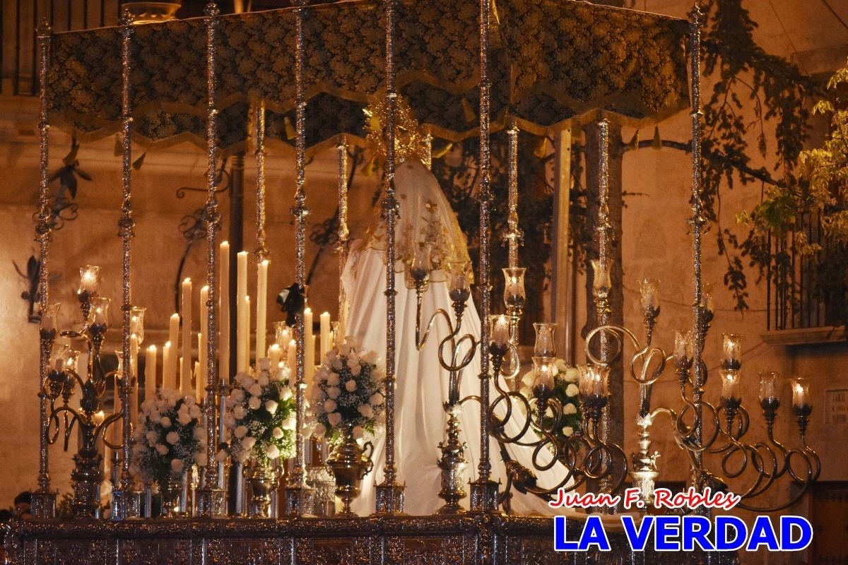 La Virgen Blanca reina en el atardecer de Jueves Santo en Caravaca de la Cruz