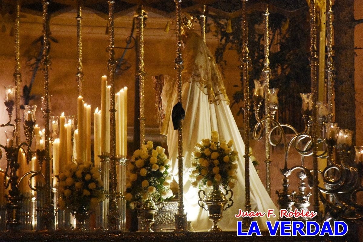 La Virgen Blanca reina en el atardecer de Jueves Santo en Caravaca de la Cruz