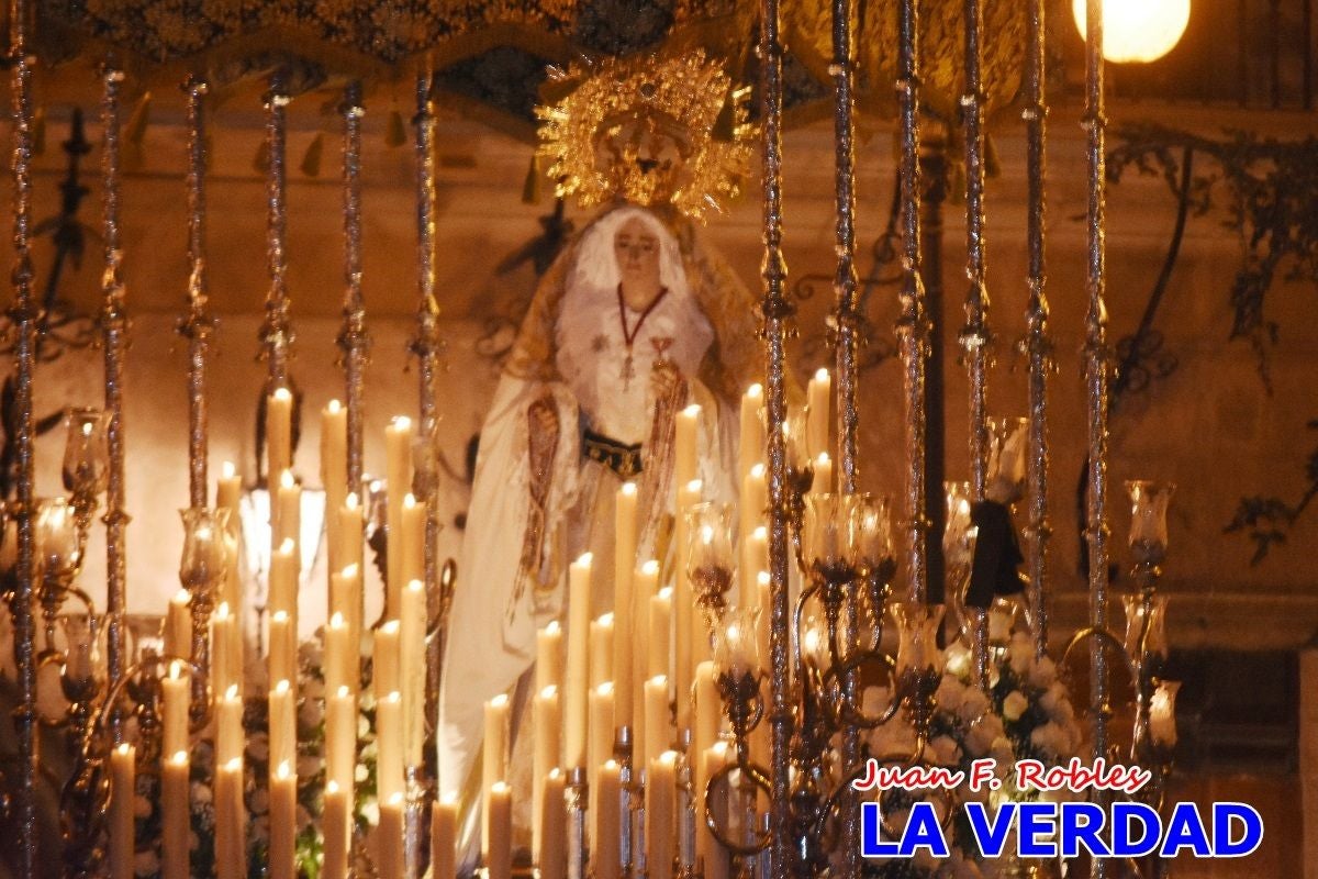 La Virgen Blanca reina en el atardecer de Jueves Santo en Caravaca de la Cruz
