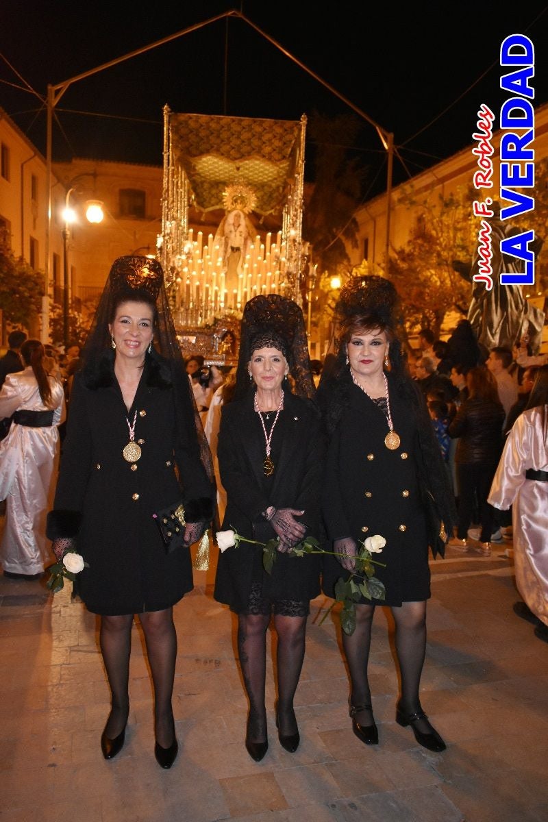 La Virgen Blanca reina en el atardecer de Jueves Santo en Caravaca de la Cruz