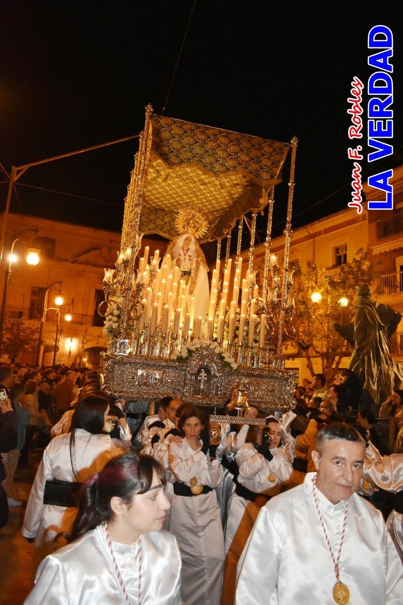 La Virgen Blanca reina en el atardecer de Jueves Santo en Caravaca de la Cruz
