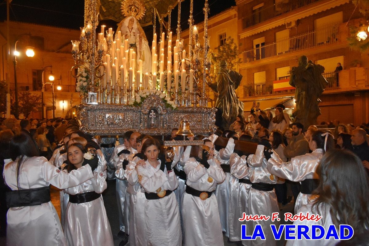 La Virgen Blanca reina en el atardecer de Jueves Santo en Caravaca de la Cruz