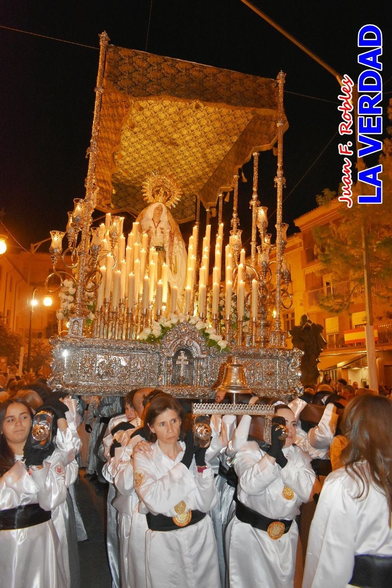 La Virgen Blanca reina en el atardecer de Jueves Santo en Caravaca de la Cruz