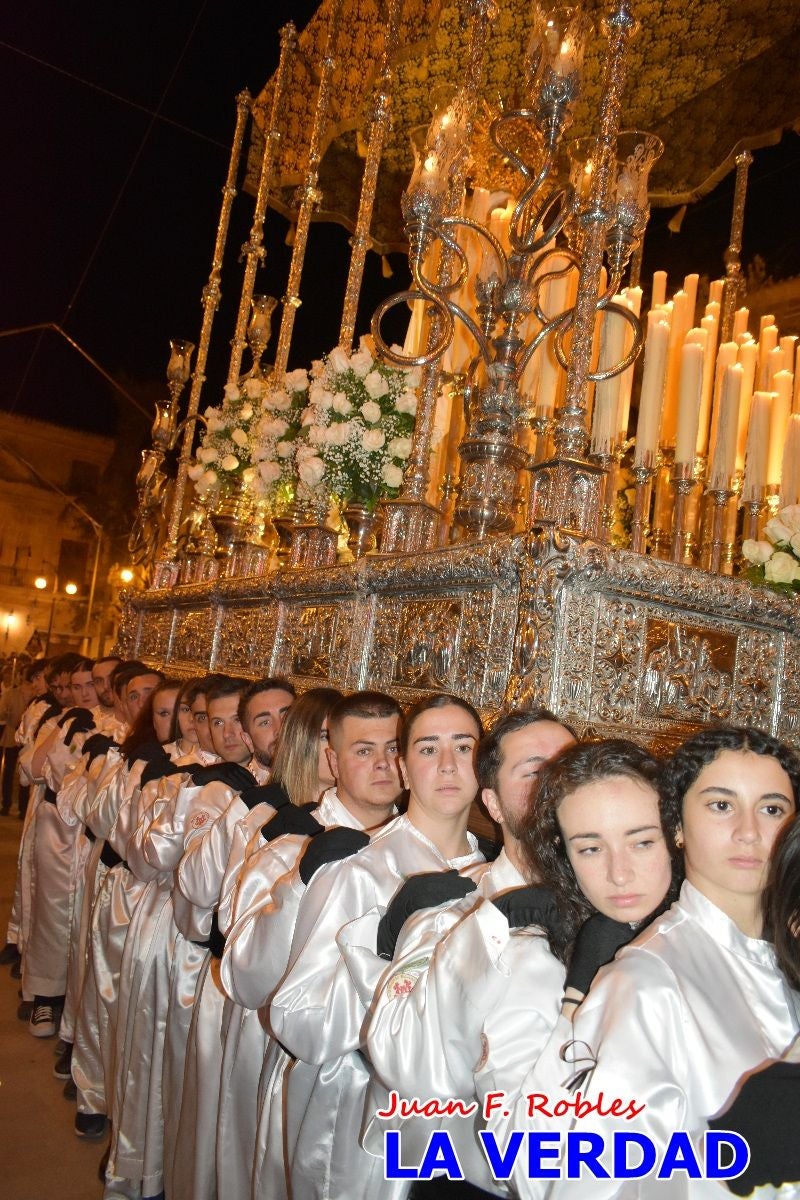 La Virgen Blanca reina en el atardecer de Jueves Santo en Caravaca de la Cruz