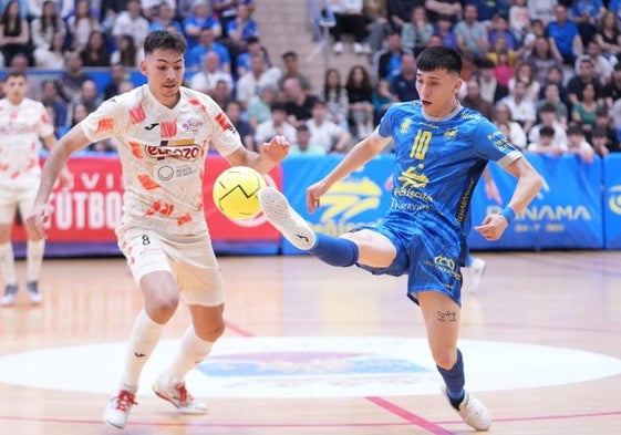 Ricardo pelea por un balón con un jugador del Peñíscola.