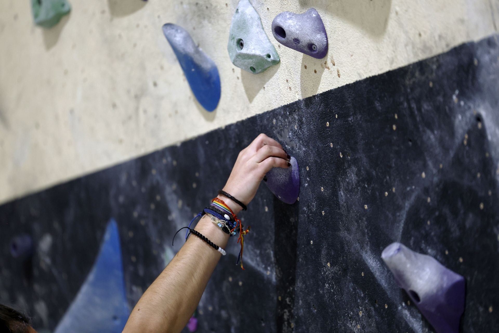 Varios jóvenes practican la escalada en el rocódromo La Gatera, en imágenes