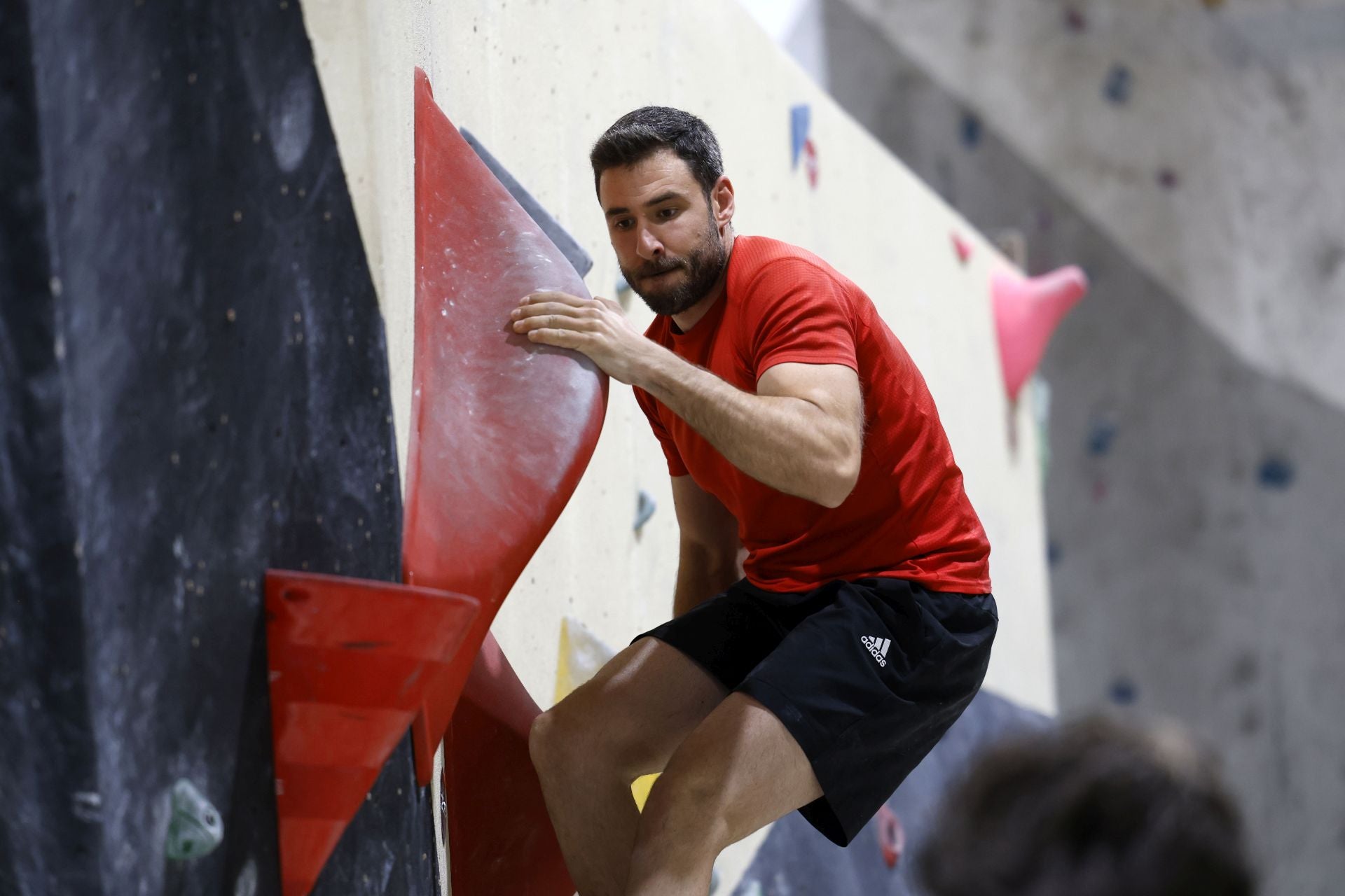 Varios jóvenes practican la escalada en el rocódromo La Gatera, en imágenes