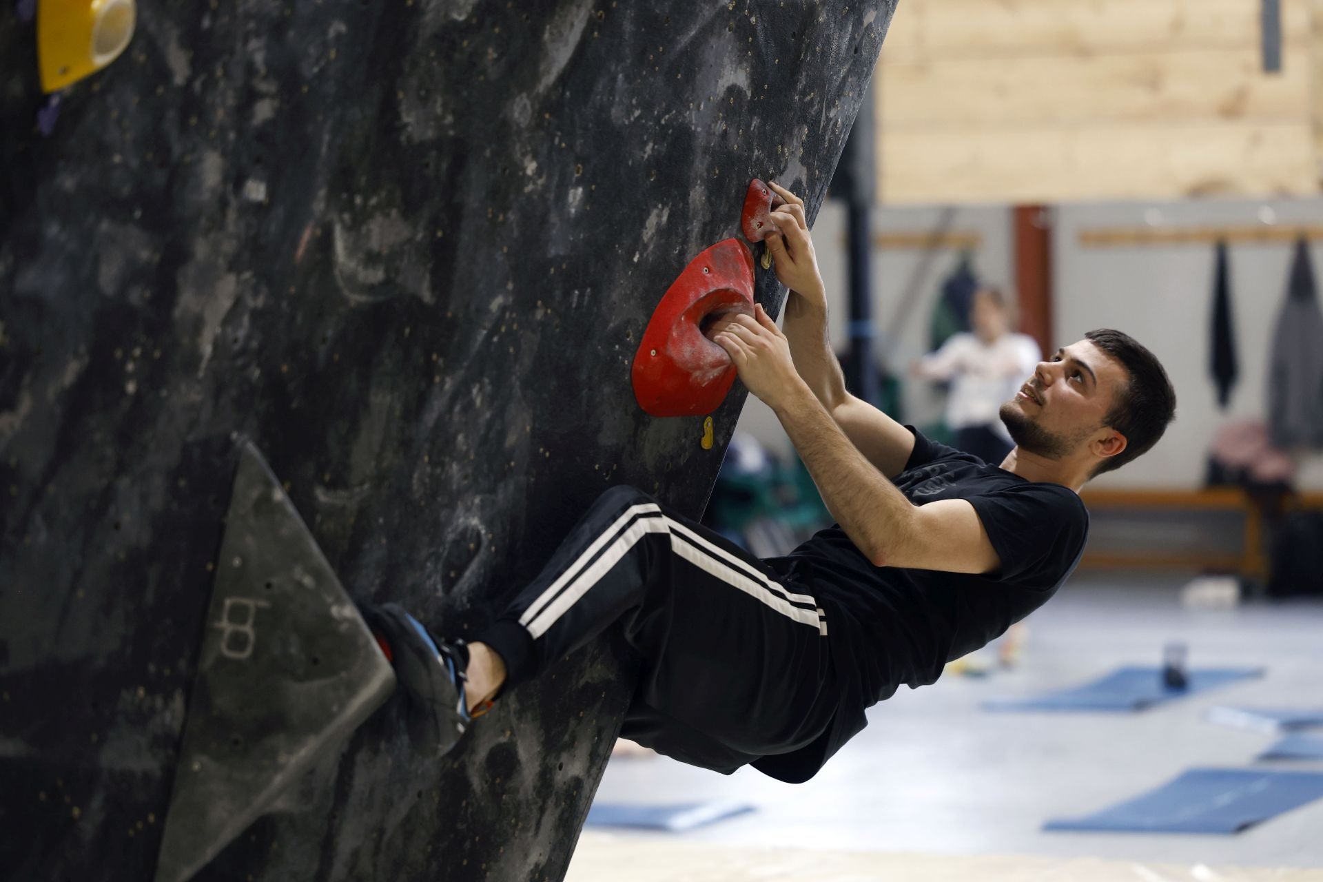 Varios jóvenes practican la escalada en el rocódromo La Gatera, en imágenes