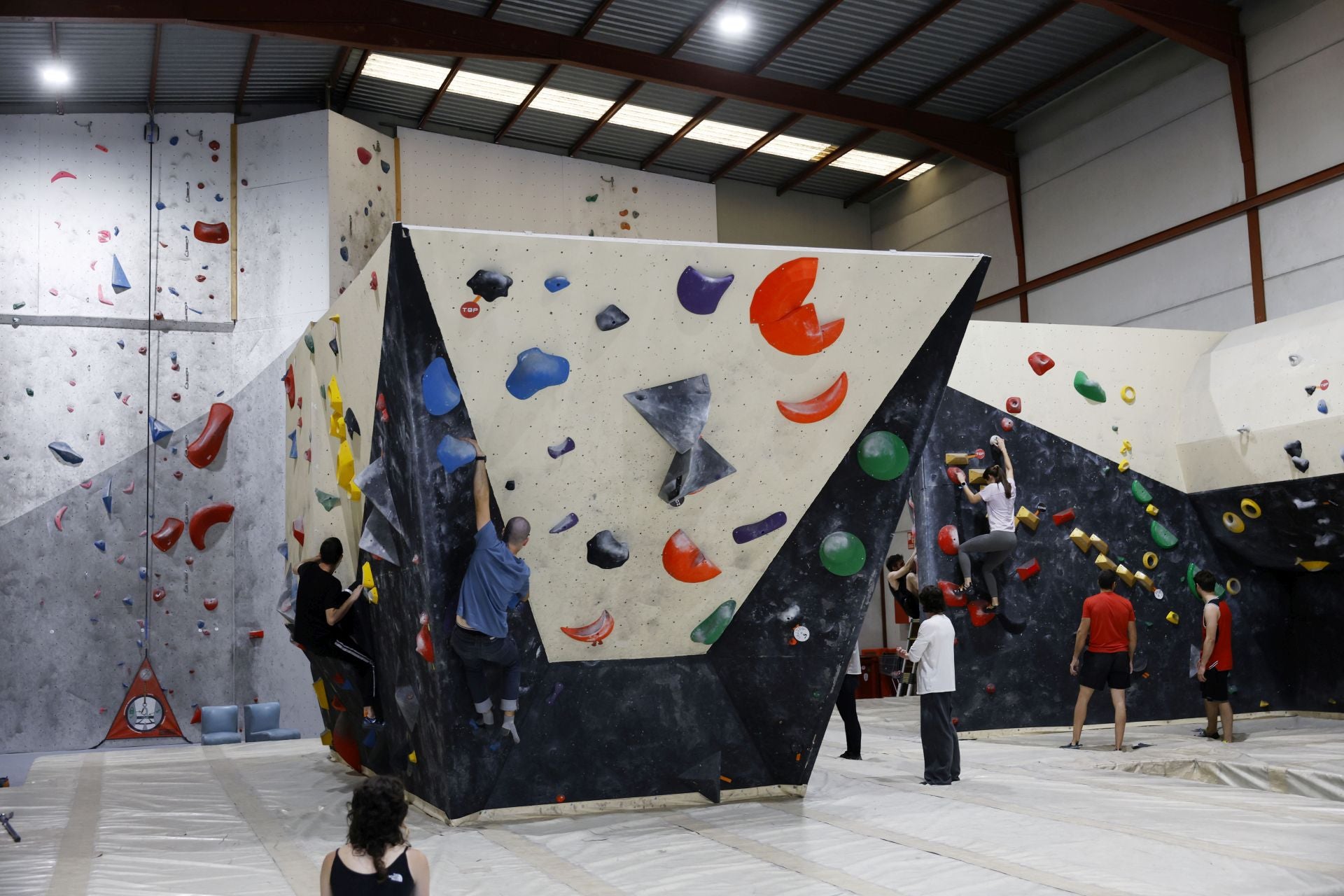 Varios jóvenes practican la escalada en el rocódromo La Gatera, en imágenes