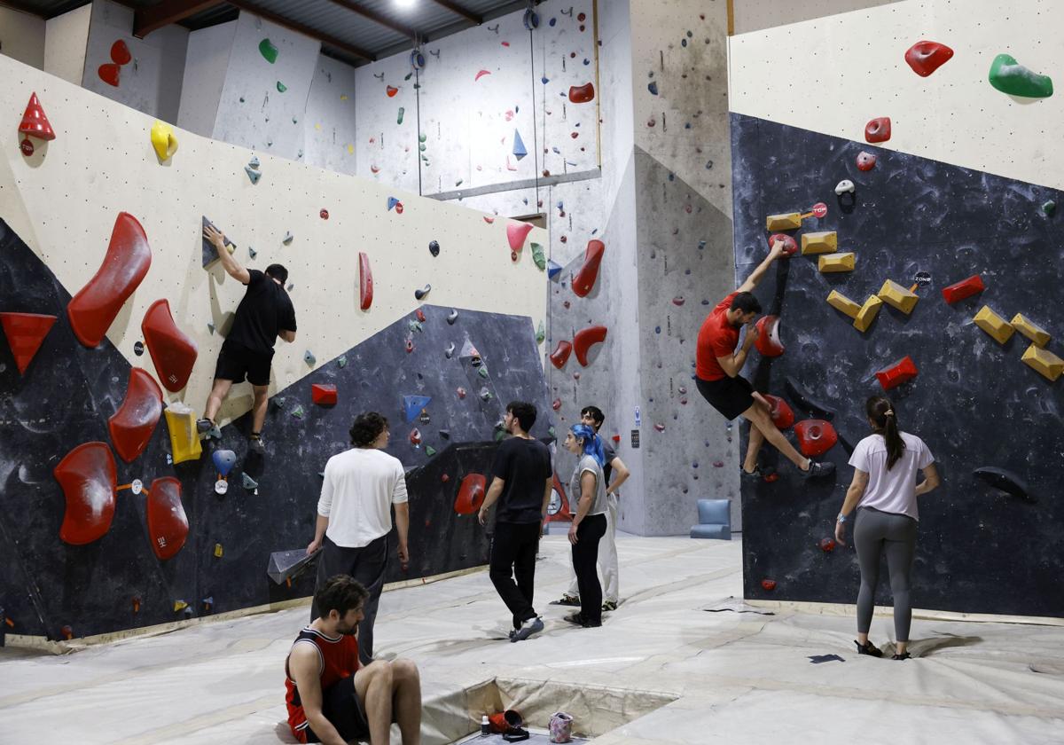 Varios jóvenes practican la escalada en el rocódromo La Gatera, en imágenes