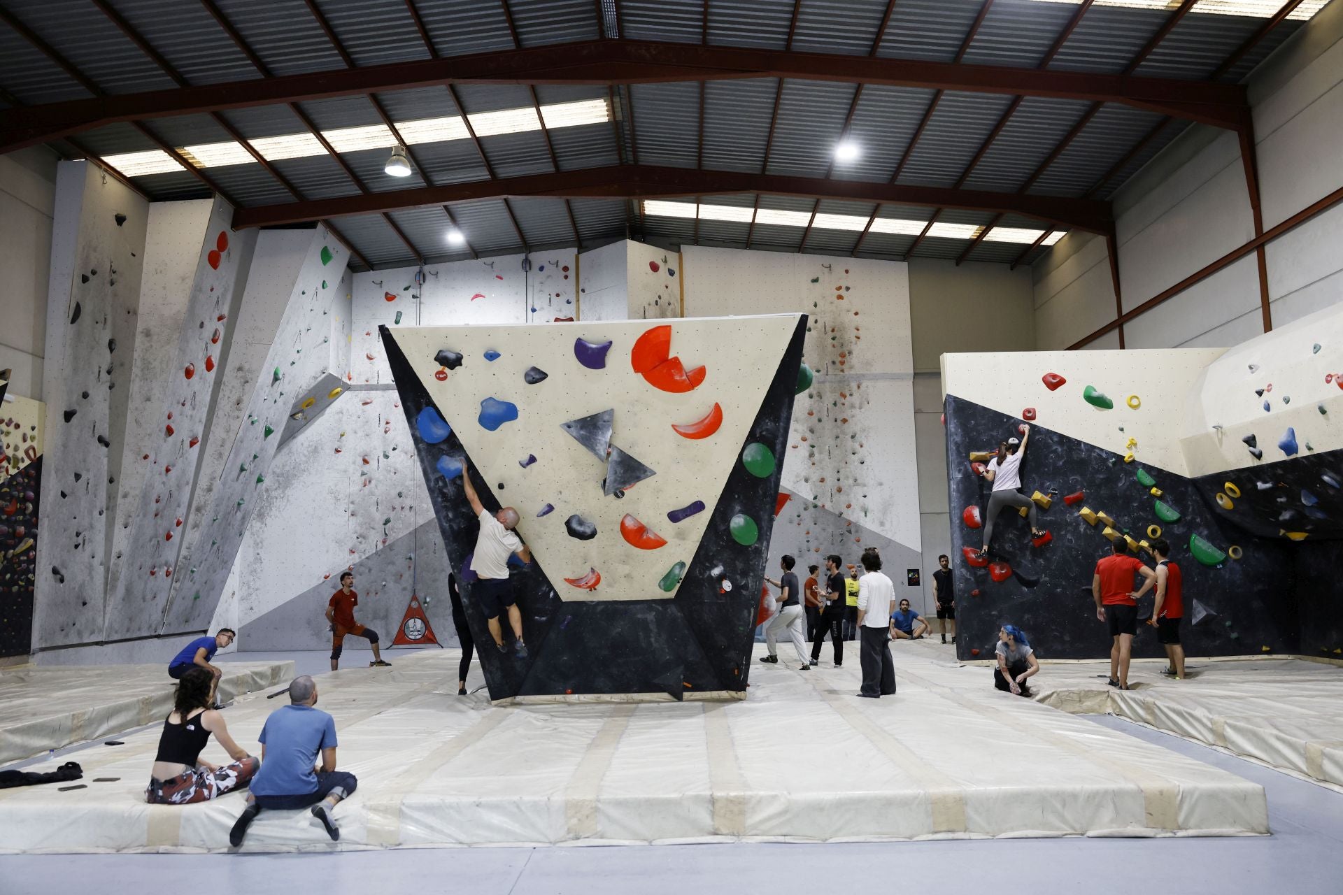 Varios jóvenes practican la escalada en el rocódromo La Gatera, en imágenes