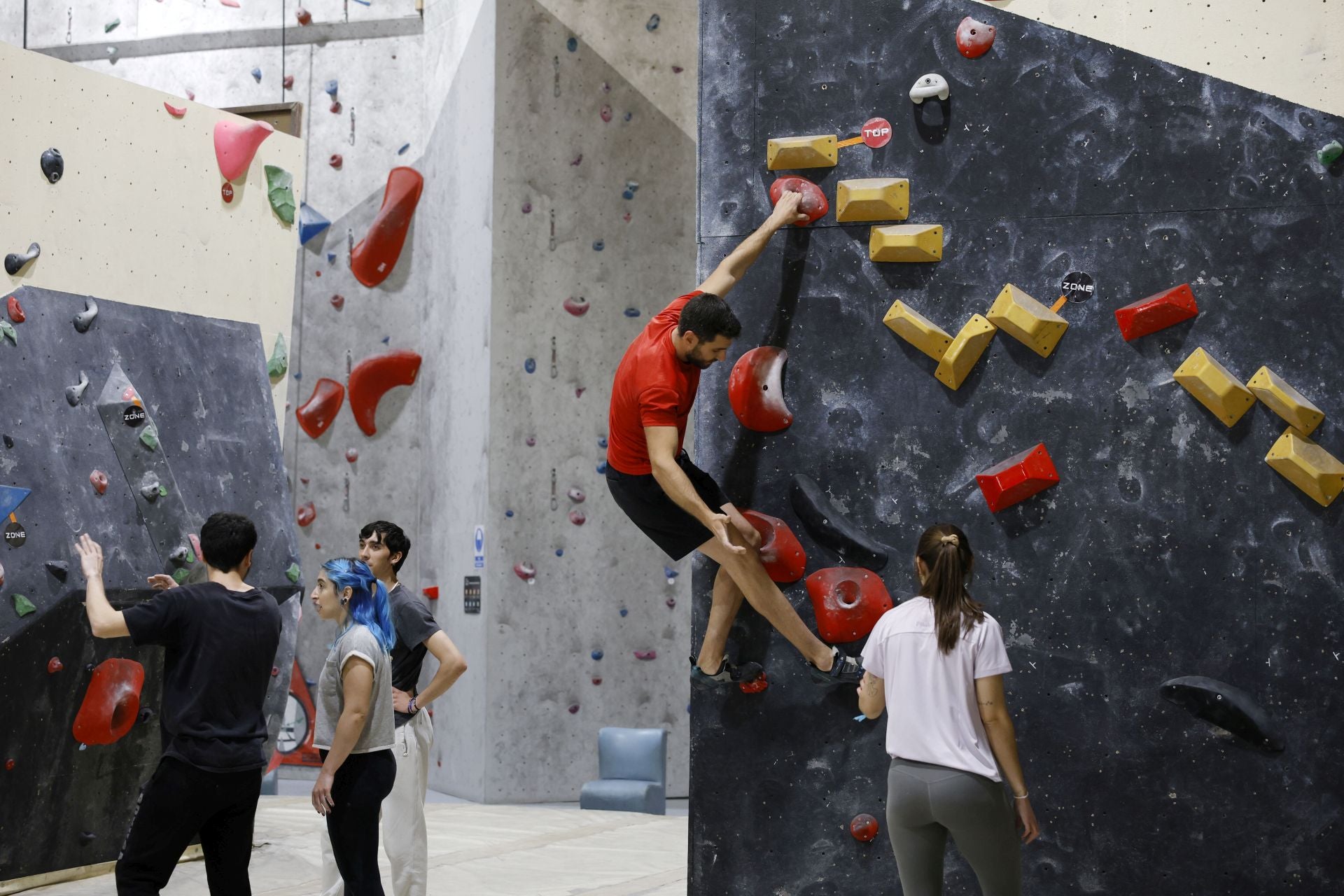 Varios jóvenes practican la escalada en el rocódromo La Gatera, en imágenes