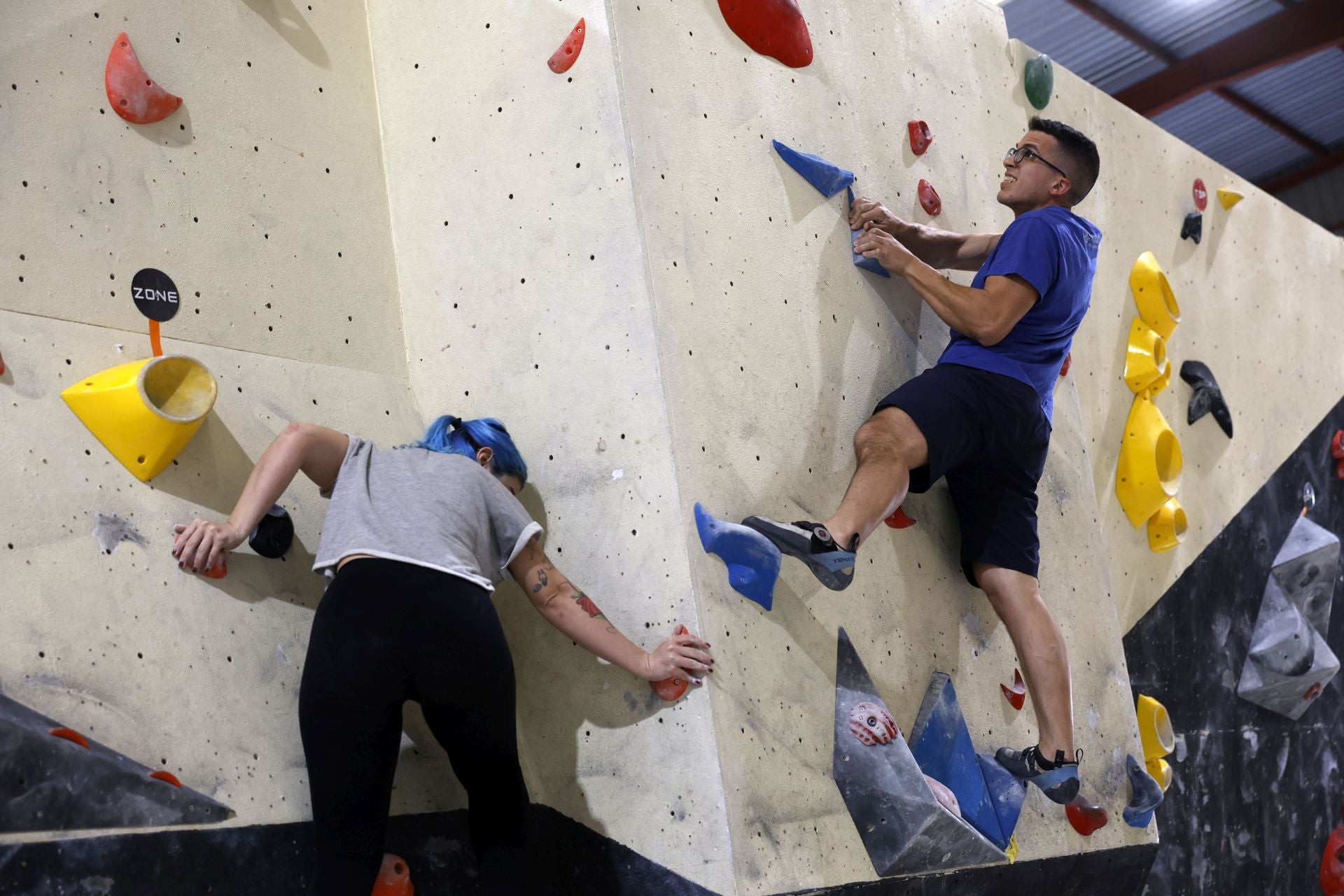 Varios jóvenes practican la escalada en el rocódromo La Gatera, en imágenes