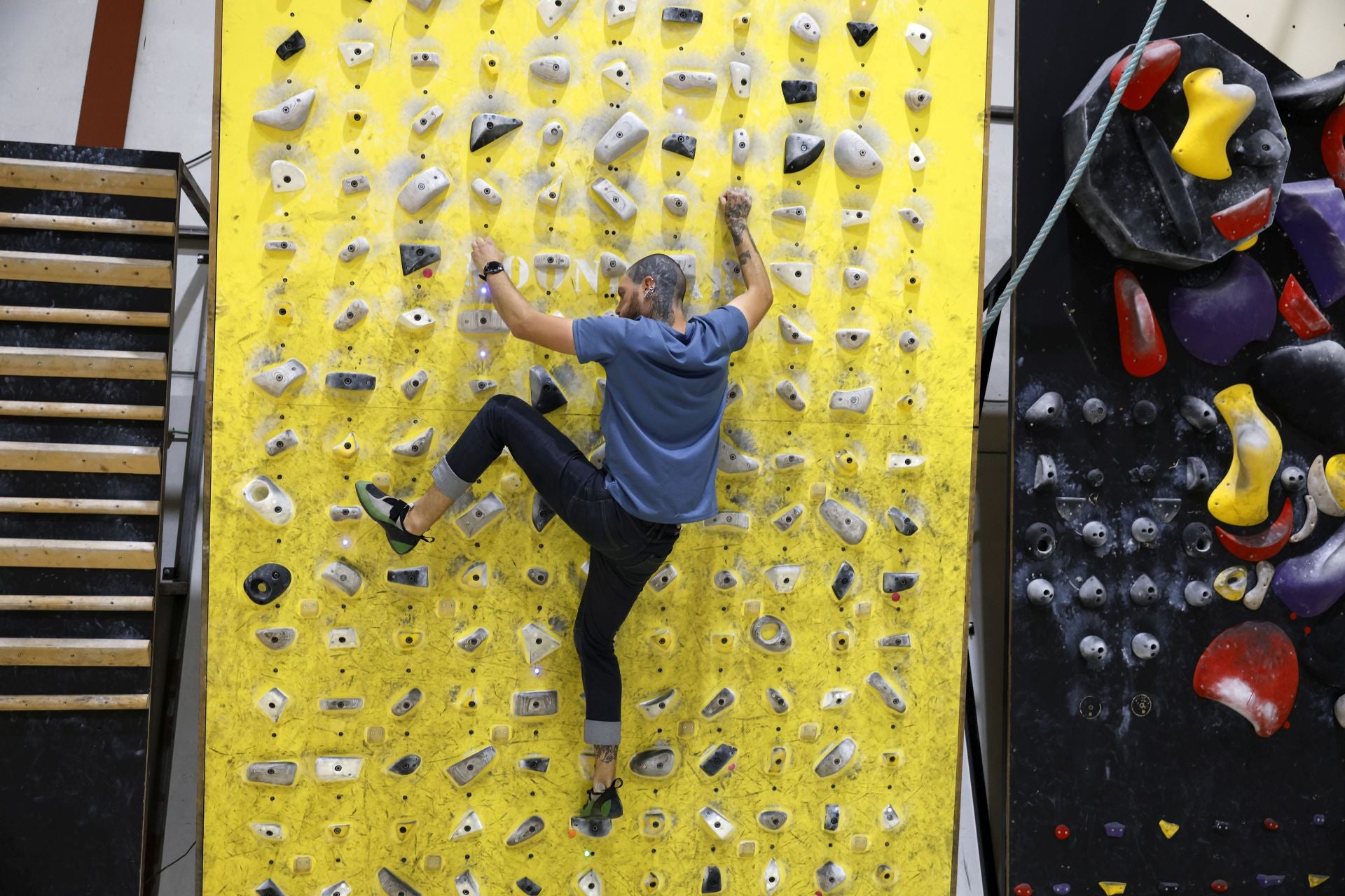 Varios jóvenes practican la escalada en el rocódromo La Gatera, en imágenes