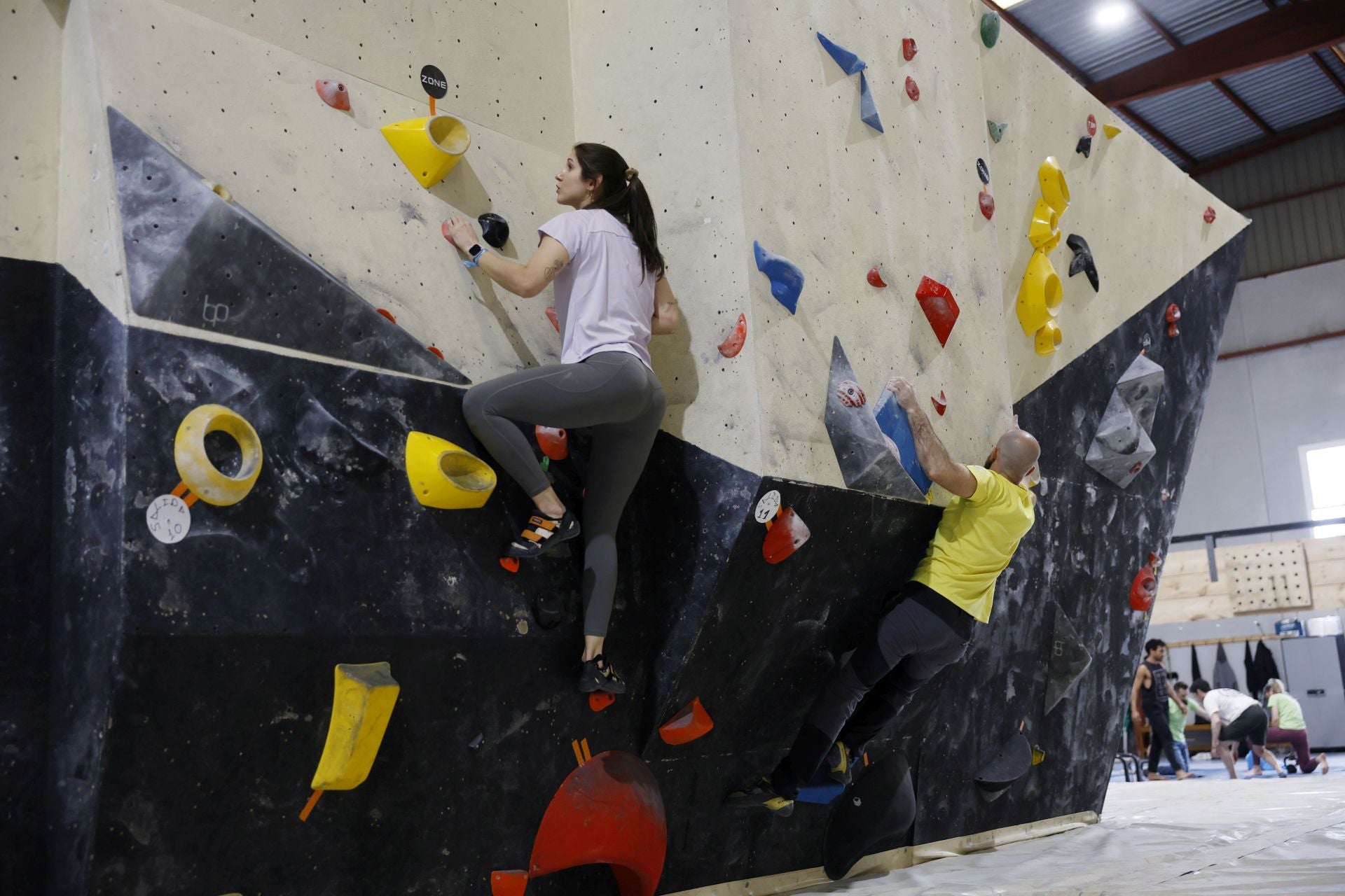 Varios jóvenes practican la escalada en el rocódromo La Gatera, en imágenes