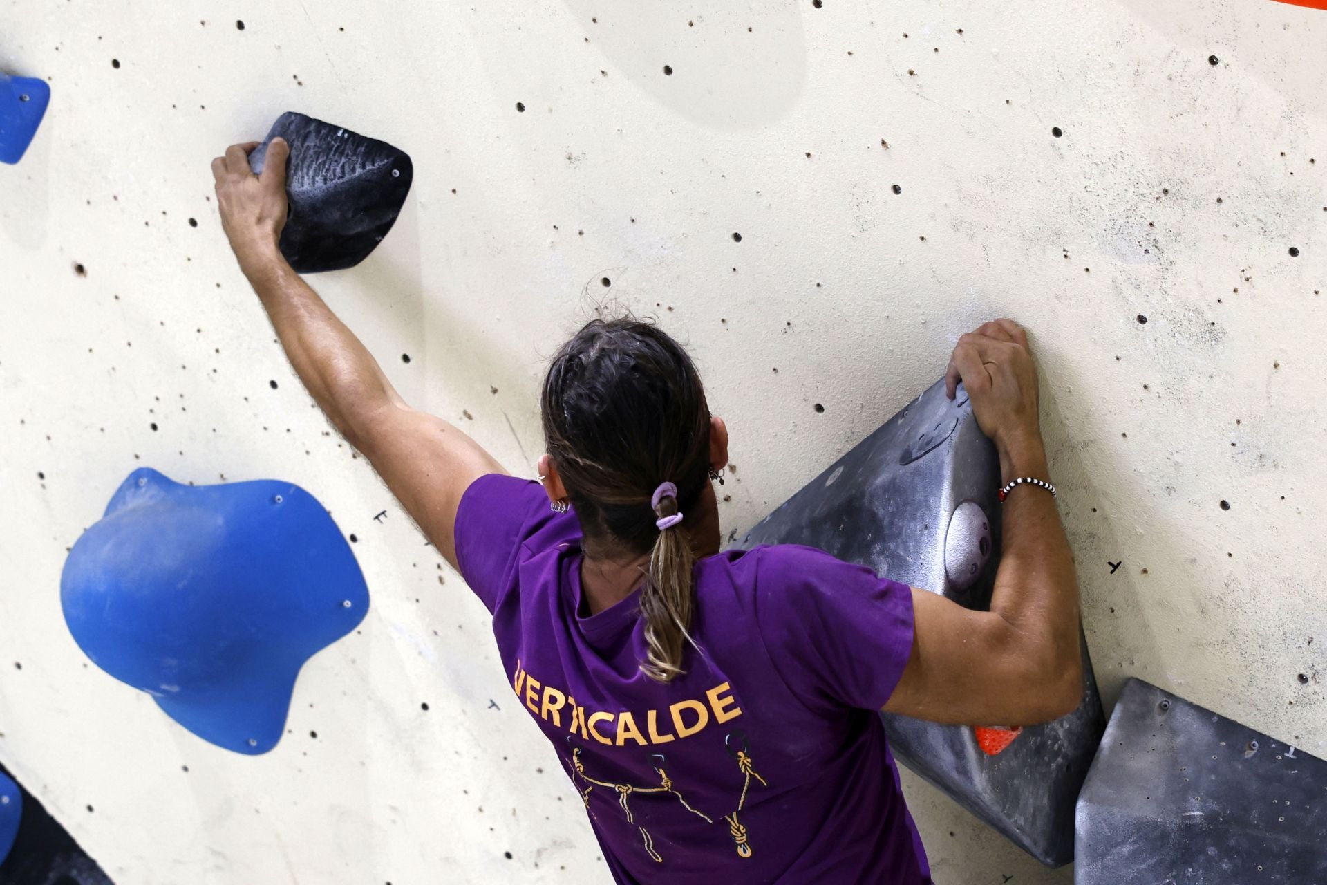 Varios jóvenes practican la escalada en el rocódromo La Gatera, en imágenes
