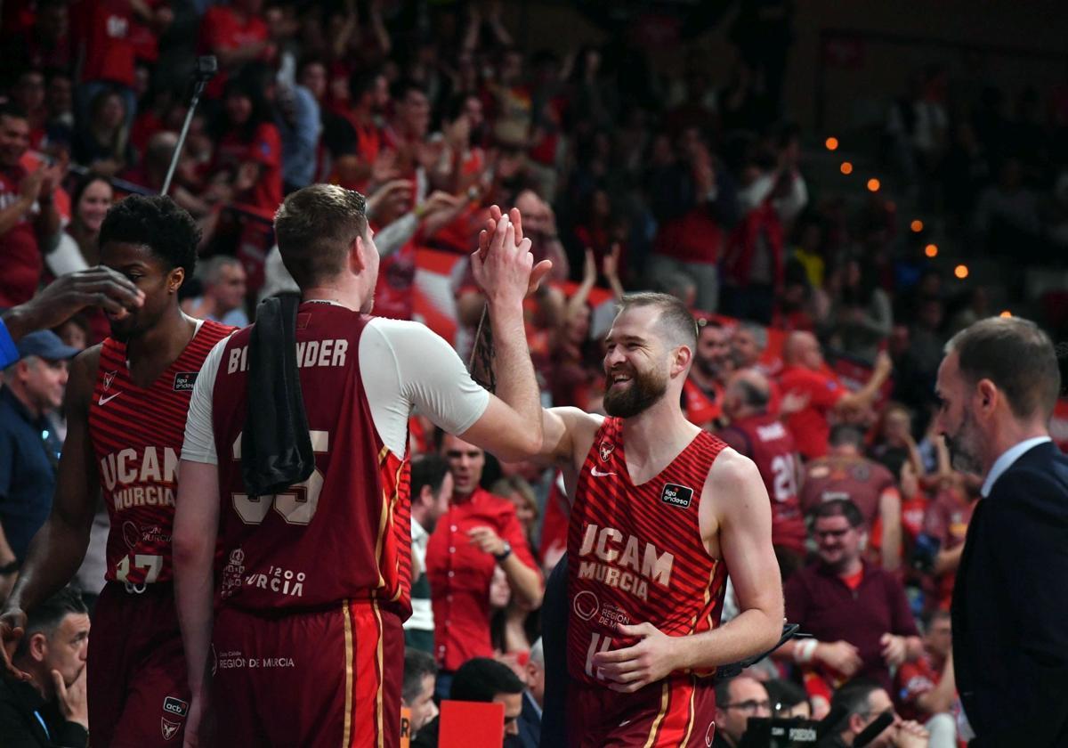 Birgander y Radovic se chocan las manos, durante el partido de este sábado.