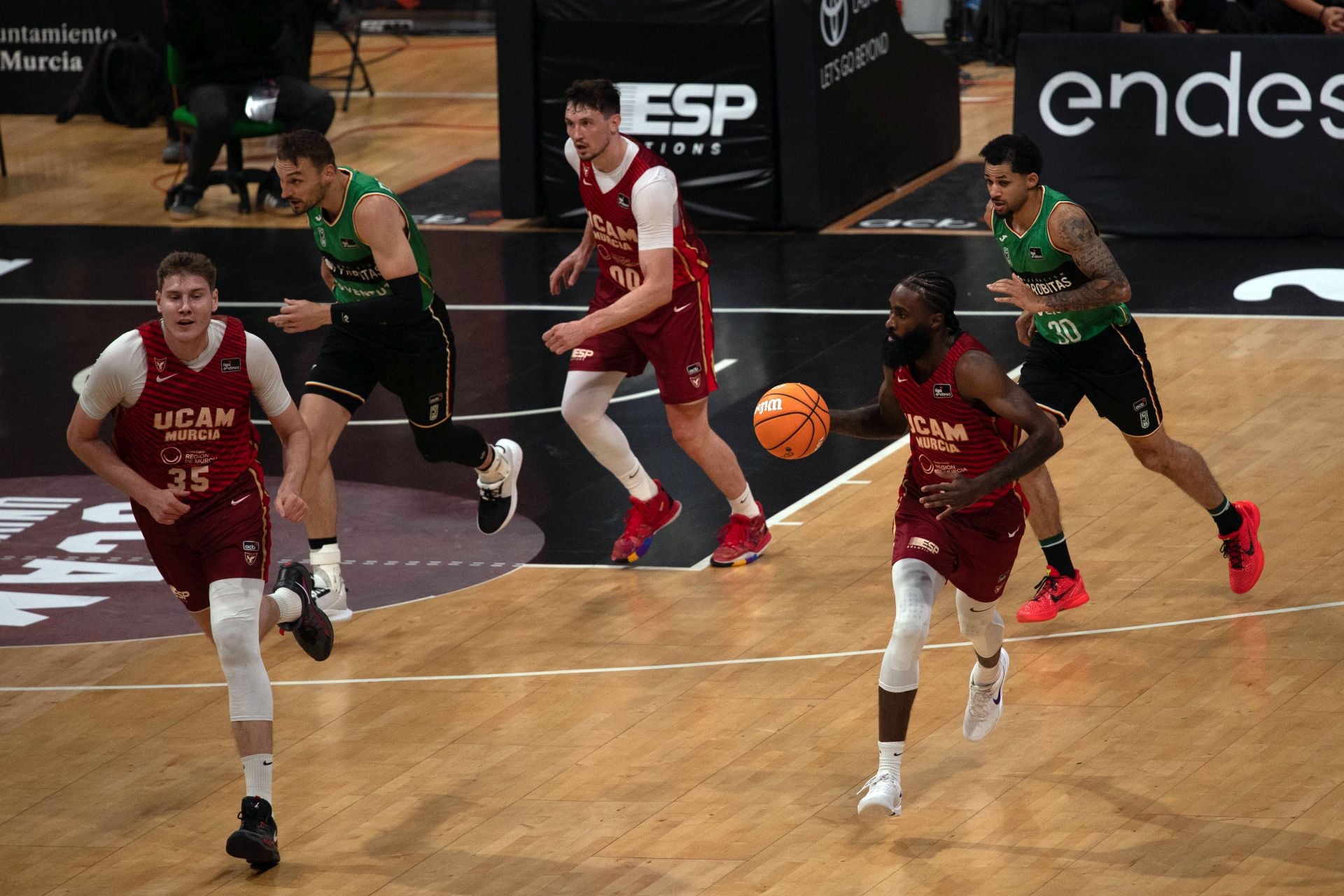 En imágenes, la victoria del UCAM Murcia ante Joventut