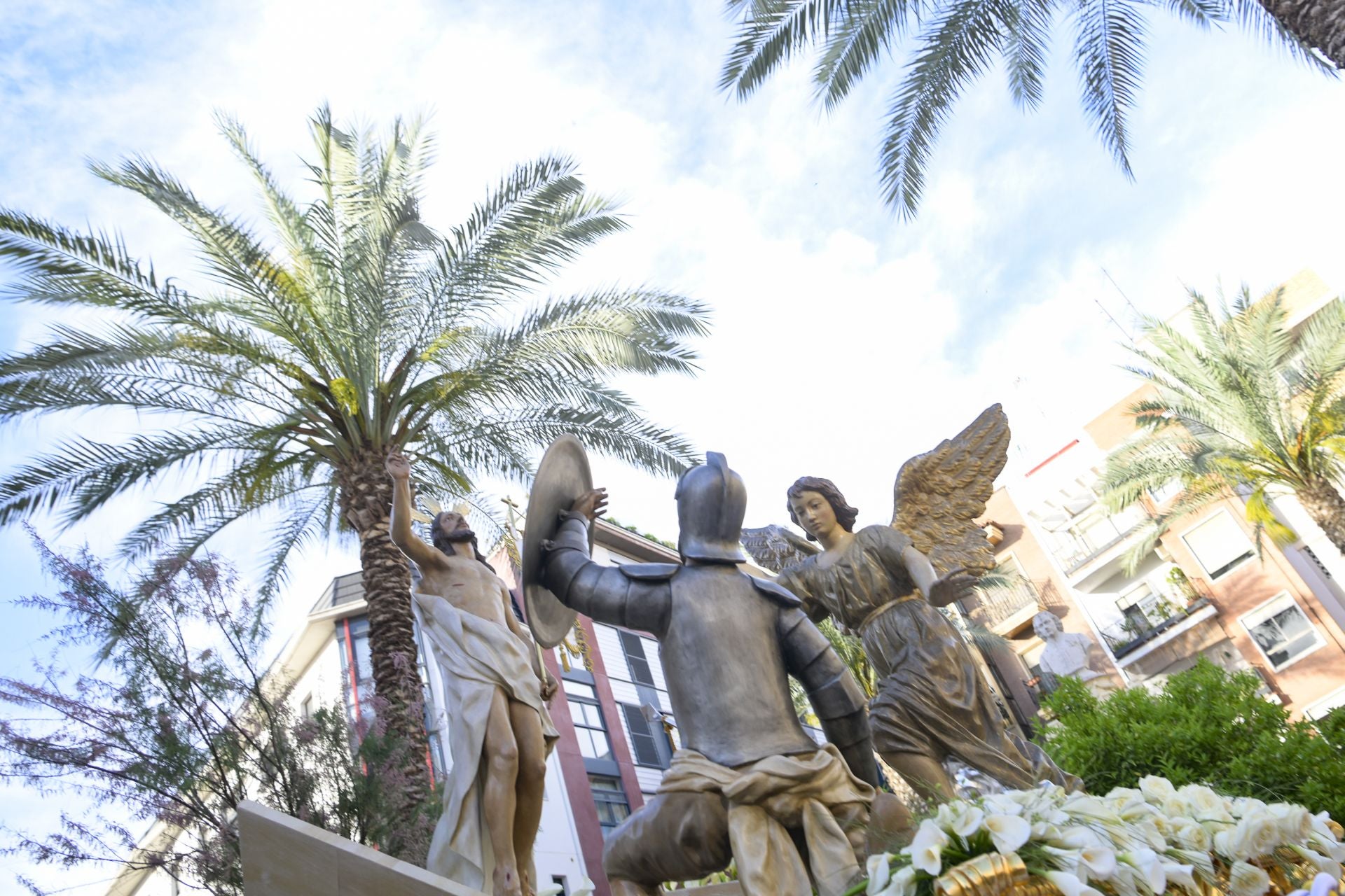 En imágenes, el Resucitado sortea la lluvia en Murcia y cierra la Semana Santa