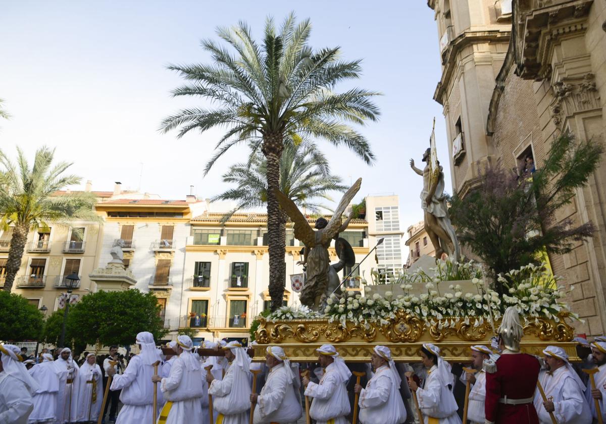 En imágenes, el Resucitado sortea la lluvia en Murcia y cierra la Semana Santa