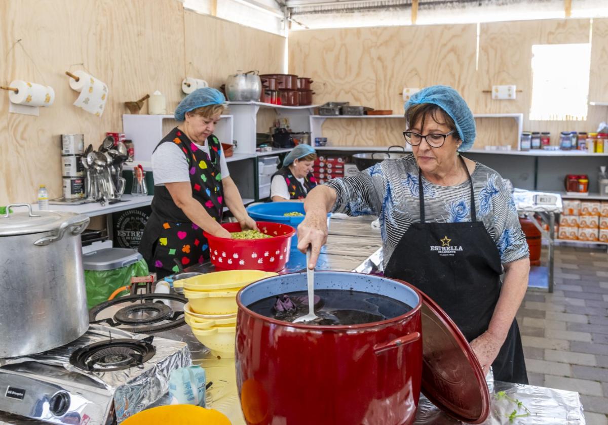 Preparativos este sábado en la cocina de la barraca que la peña El Caliche monta junto a su sede, en Los Garres.