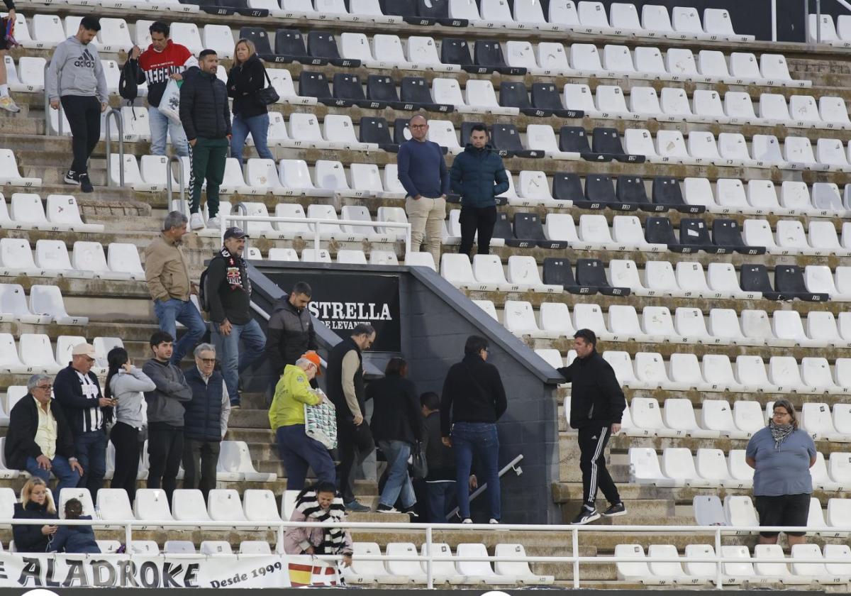 Gradas prácticamente vacías en el último partido en casa.