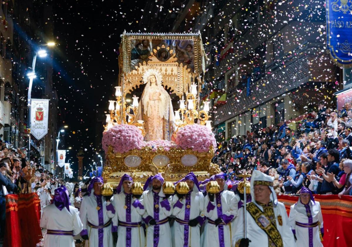 La Virgen de la Amargura, titular del Paso Blanco, puso el broche de oro a la procesión del Viernes Santo en su trono en andas sobre los hombros de 133 portapasos.