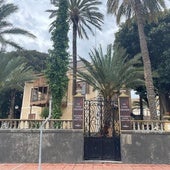 Imagen reciente de la casa Barnuevo con carteles en los que se anuncia la apertura de 'La Casa Grande'.
