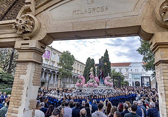 El trono de las Santas Mujeres abandona la sede del rectorado de la UPCT a hombros de sus devotas portapasos entre un mar de fieles.