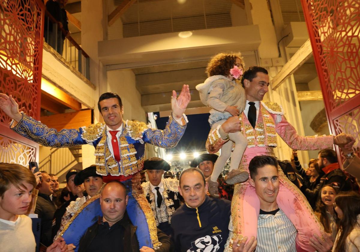 Emilio de Justo y Paco Ureña salen a hombros por la puerta grande de la plaza de toros de Sutullena, en Lorca, ayer por la noche.