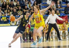 Chloe Bibby, 'MVP' de la temporada, intenta cortar el paso a Aina Ayuso, MVP nacional.