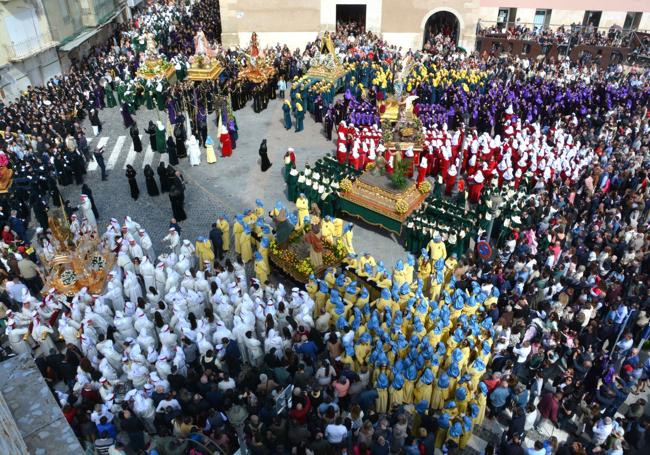 Los santos protagonizan la tradicional 'Cortesía' en la esquina del Convento de Cieza.