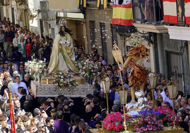 Vecinos arrojan pétalos en la procesión del Encuentro de Abarán.
