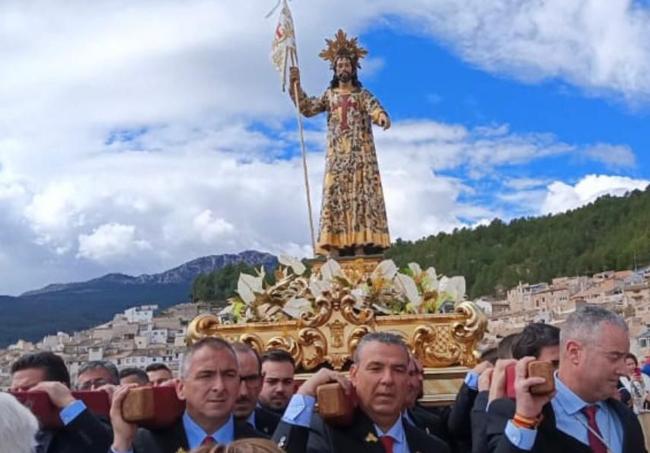 Los anderos del Patronato portan la imagen de Jesucristo Aparecido.