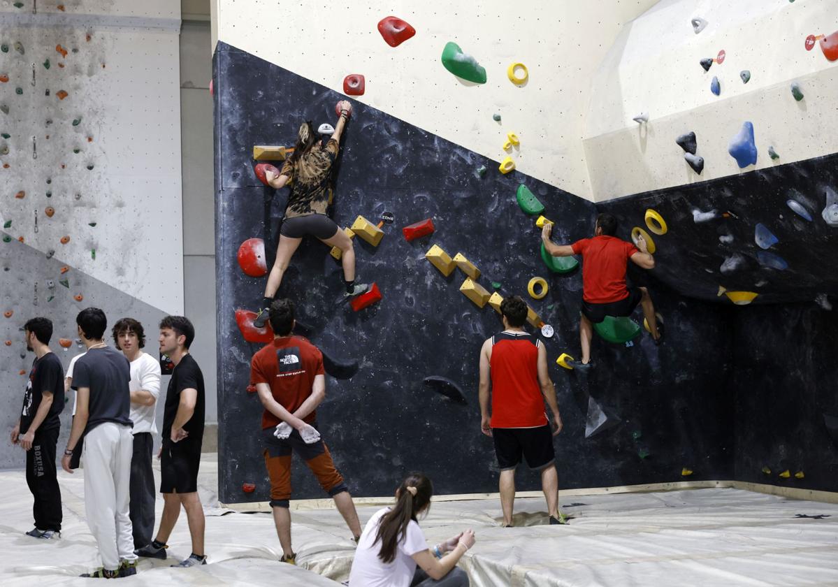 Decenas de aficionados a la escalada disfrutan de su 'hobby' en el rocódromo La Gatera.