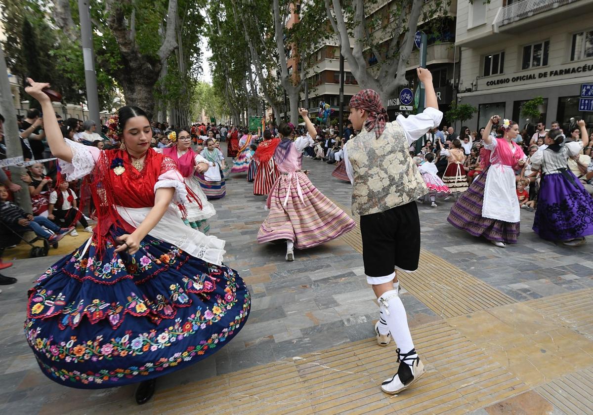 Participantes en el Bando Infantil de la Huerta, este lunes, a su paso por la avenida Alfonso X de Murcia.