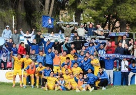 Aficionados y jugadores del Lorca celebran la victoria en Caravaca.